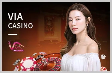 Hình ảnh bàn chơi Baccarat với dealer xinh đẹp